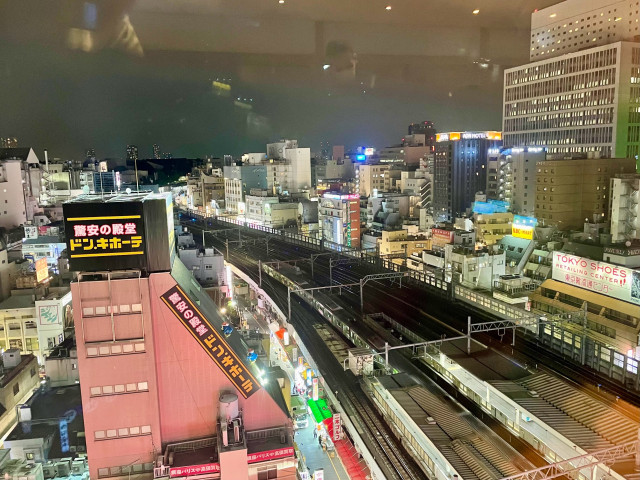 店内から見える上野の街と駅や電車